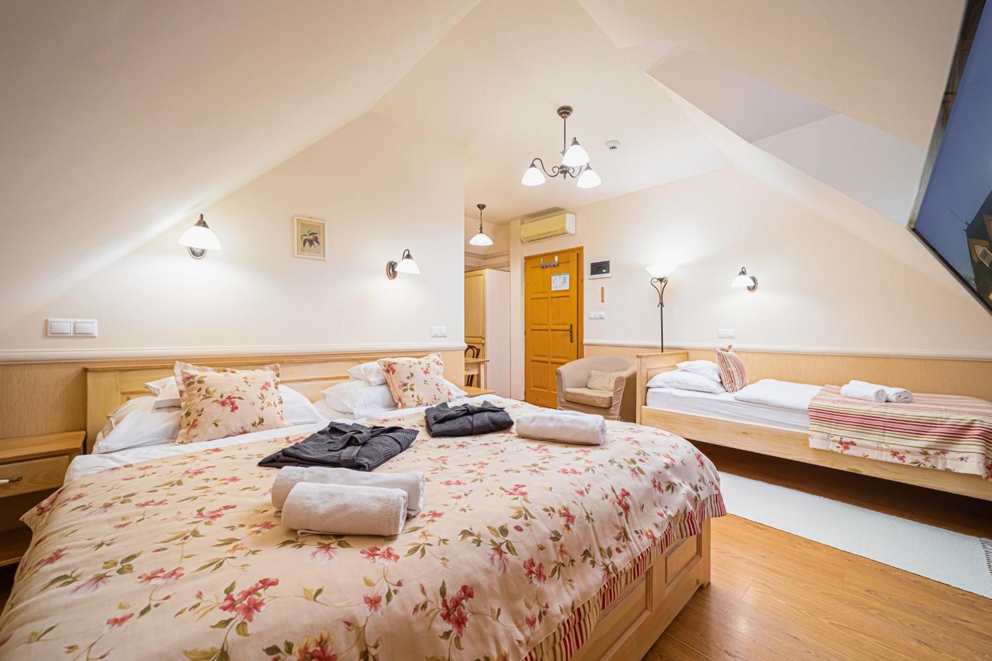Rigotanya Relax & Wellness Panzio Buekfuerdo Hotel Buitenkant foto